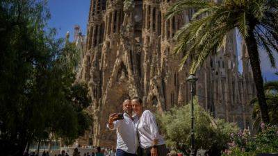 Barcelona to create special selfie zone to curb tourist chaos at Sagrada Familia - euronews.com
