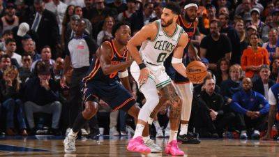 Celtics' Jayson Tatum carried off in Game 4 with right leg injury - ESPN