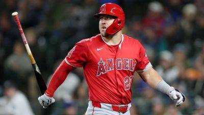 Angels to put Mike Trout on IL with bone bruise in knee - ESPN