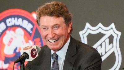 Wayne Gretzky visits Stars after win; avoids picking vs. Oilers - ESPN