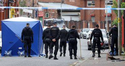 Cordon in place after horror stabbings with man fighting for life - manchestereveningnews.co.uk