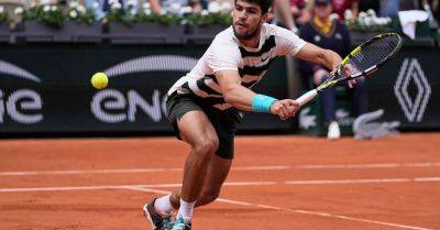 Carlos Alcaraz eases to straight-sets victory in French Open defence
