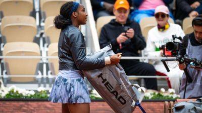 Coco Gauff opens French Open with win after gaffe with rackets - ESPN