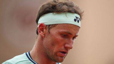 Knee hampers Casper Ruud in French Open loss; Alcaraz moves on - ESPN