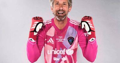 Edwin van der Sar hopes lightning can strike twice for Manchester United