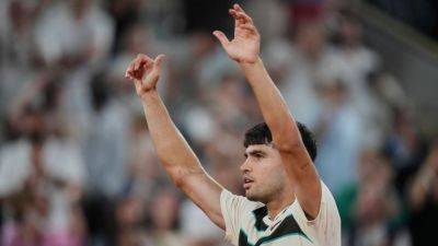 Carlos Alcaraz labors into French Open 4th round; Ben Shelton next - ESPN
