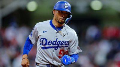 Dodgers' Mookie Betts day-to-day after injuring toe in mishap - ESPN