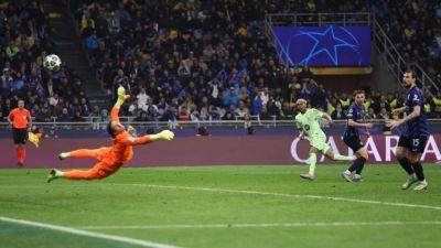 Eric Garcia - Dani Olmo - Simone Inzaghi - Sky Italia - Davide Frattesi - Hakan Calhanoglu - Yann Sommer - Inter Milan's Yann Sommer makes 'special' save on Lamine Yamal - ESPN - espn.com