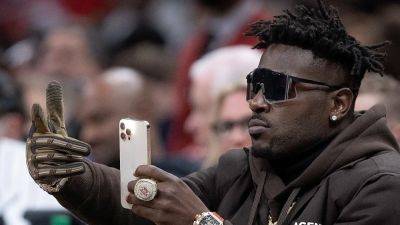 Antonio Brown - Antonio Brown raises eyebrows with social media posts amid reports he's wanted for alleged attempted murder - foxnews.com - Washington - county Miami - county Brown - Haiti - county Miami-Dade