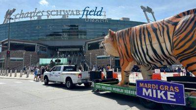 Why one LSU fan brought a 30-foot Tiger float to the MCWS - ESPN