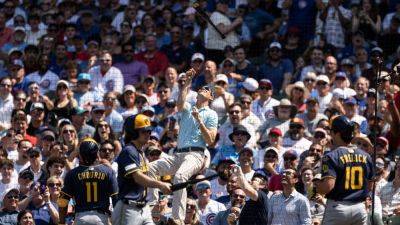 Fan climbs Wrigley Field netting to retrieve Sal Frelick's bat - ESPN - espn.com