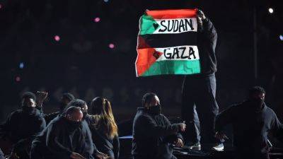 Kendrick Lamar - SB LIX performer arrested by La. State Police for halftime protest - ESPN - espn.com - Sudan - state Louisiana - parish Orleans