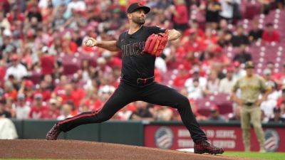 Reds' Martinez takes no-hit bid into 9th in win over Padres - ESPN