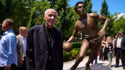 Lenny Wilkens 1st to have statue outside Climate Pledge Arena - ESPN