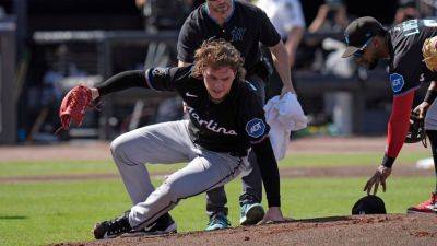 Weathers hit in head by catcher's throw; exits after 3 innings - ESPN