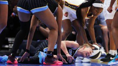 Sky's Vandersloot injures knee vs. Fever, carried off court - ESPN