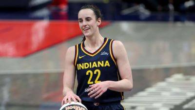 Caitlin Clark surprises Iowa Hawkeyes with player edition Nike Kobe V - ESPN