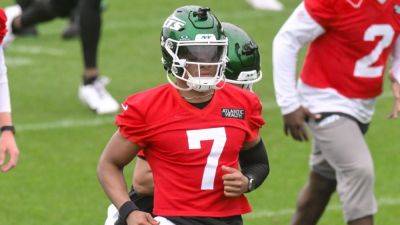 Jets QB Justin Fields suffers apparent leg injury in camp - ESPN - espn.com - New York