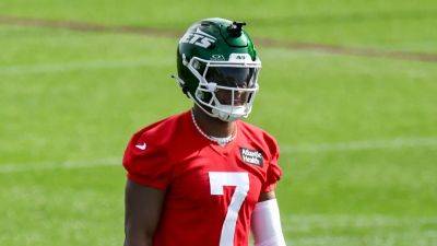 Aaron Rodgers - Russell Wilson - Frank Franklin II (Ii) - Aaron Glenn - Jets' Justin Fields avoids 'serious injury' after being carted off field during practice - foxnews.com - New York - state New Jersey - county Park