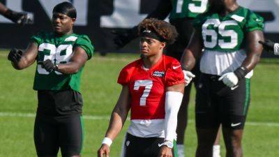 Jets' Justin Fields back, but not practicing, after toe scare - ESPN