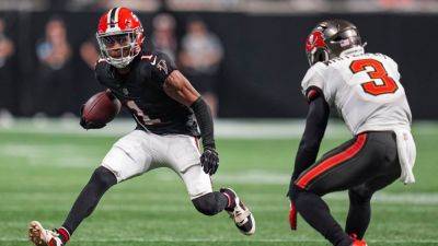 Adam Schefter - Drake London - Michael Penix-Junior - Falcons' Darnell Mooney to miss several weeks with shoulder injury - ESPN - espn.com - Los Angeles - county Ray - county Casey