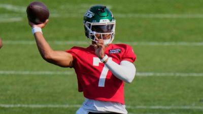 Aaron Rodgers - Aaron Glenn - Jets' Justin Fields participates in camp days after toe injury - ESPN - espn.com - New York - state New Jersey - county Park
