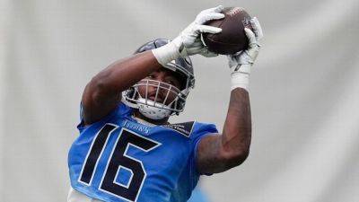 Source: Titans WR Treylon Burks suffers fractured collarbone - ESPN