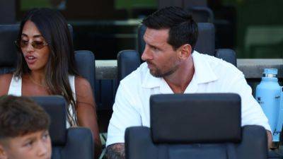 Lionel Messi and wife caught on Coldplay kiss cam - ESPN