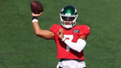 Jets' Justin Fields returns to 11-on-11 drills after injury scare - ESPN