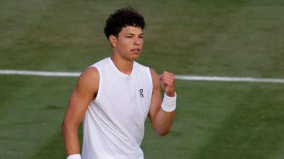 Ben Shelton takes 1 minute to defeat opponent at Wimbledon after match was suspended due to darkness - foxnews.com - Usa - Australia