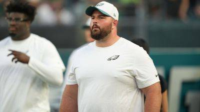 Eagles' Landon Dickerson carted off with apparent leg injury - ESPN
