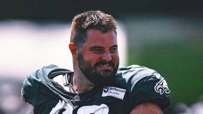 Nick Sirianni - Eagles' Landon Dickerson Serves Beers at Practice While Recovering From Surgery - foxnews.com - county Brown - county Cleveland