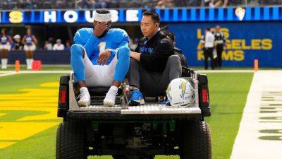 Chargers WR Quentin Johnston carted off after big hit - ESPN