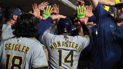 Brewers rally again to win franchise-record 14th straight - ESPN