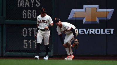 Giants' Jung Hoo Lee makes catch off glove, thigh and calf before pinning baseball between knees - ESPN
