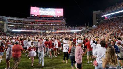 Arkansas to allow field rushing after 3-minute delay to avoid fines - ESPN