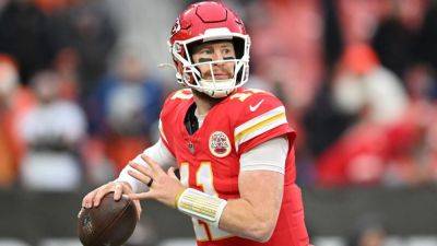Sources - Vikings add Carson Wentz, trade Sam Howell to Eagles - ESPN
