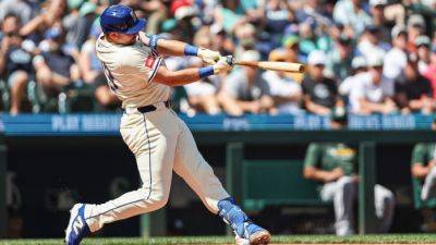Cal Raleigh hits 48th, 49th HRs to set MLB record for catchers - ESPN