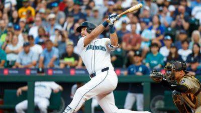 Cal Raleigh hits 50th homer, joins Mantle in record books - ESPN