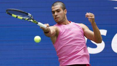 Alcaraz overcomes knee issue for third-round US Open win - ESPN