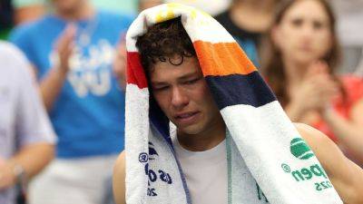 Adrian Mannarino - Ben Shelton retires from US Open match with shoulder injury - ESPN - espn.com - France - Usa - New York