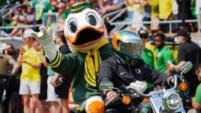 Oregon mascot trips, loses head in costume mishap in Ducks' opener - ESPN