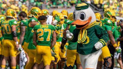 Oregon's mascot loses head after tripping on the field - foxnews.com - Usa - state Oregon