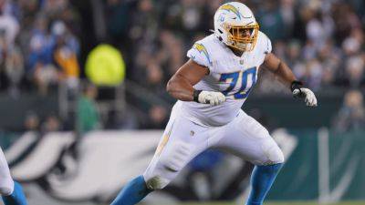 Chargers Pro Bowl LT Rashawn Slater carted off with leg injury - ESPN