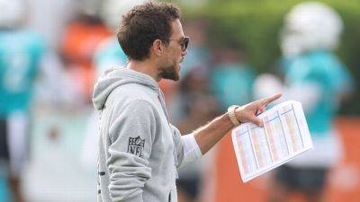 Mike McDaniel breaks up Dolphins-Bears skirmish in joint practice - ESPN