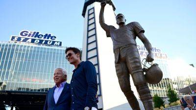 Pats unveil Tom Brady statue in ceremony outside Gillette Stadium - ESPN