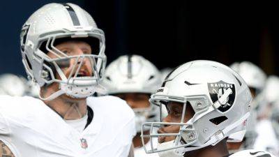 Raiders' Smith, Crosby aim obscene gestures toward hecklers in Seattle - ESPN