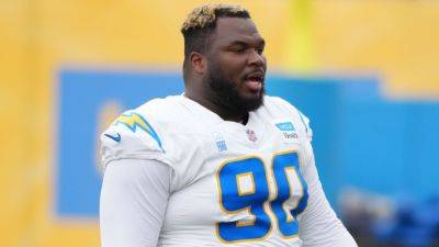 Source -- Chargers' Teair Tart fined for slapping Travis Kelce - ESPN
