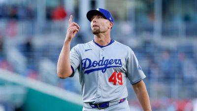 Charlie Kirk - Brandon Sloter - Dodgers relief pitcher Blake Treinen pays tribute to Charlie Kirk on mound with personalized hat - foxnews.com - Washington - San Francisco - Los Angeles - state Utah - area District Of Columbia - county Park