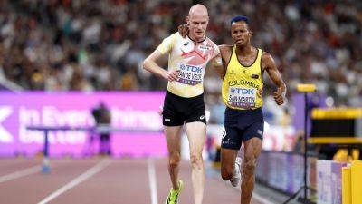 Steeplechaser Tim Van de Velde stops to help ailing foe finish - ESPN